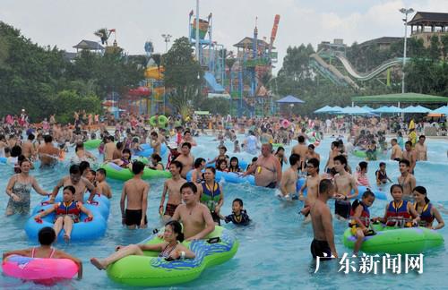 大暑时节广州市民水上乐园玩水觅清凉